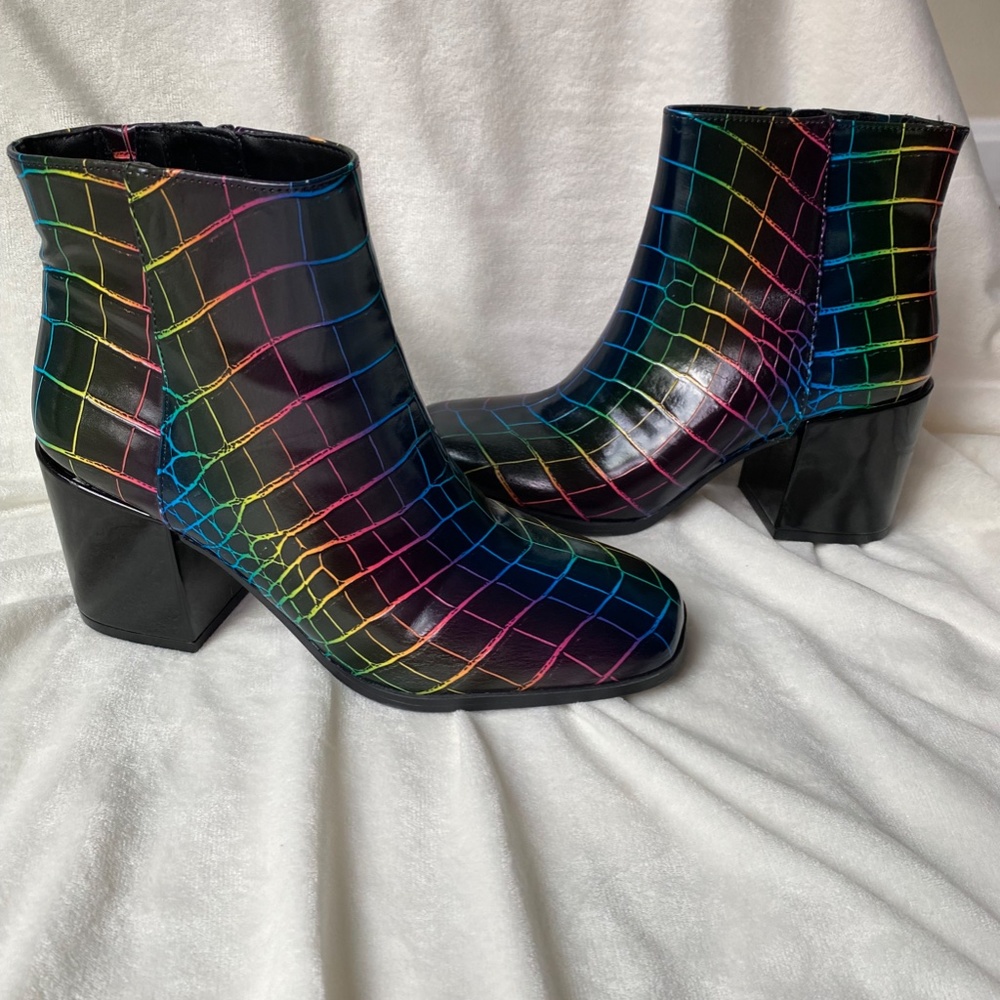 NWOT Black and Rainbow Croc Print booties Size 7